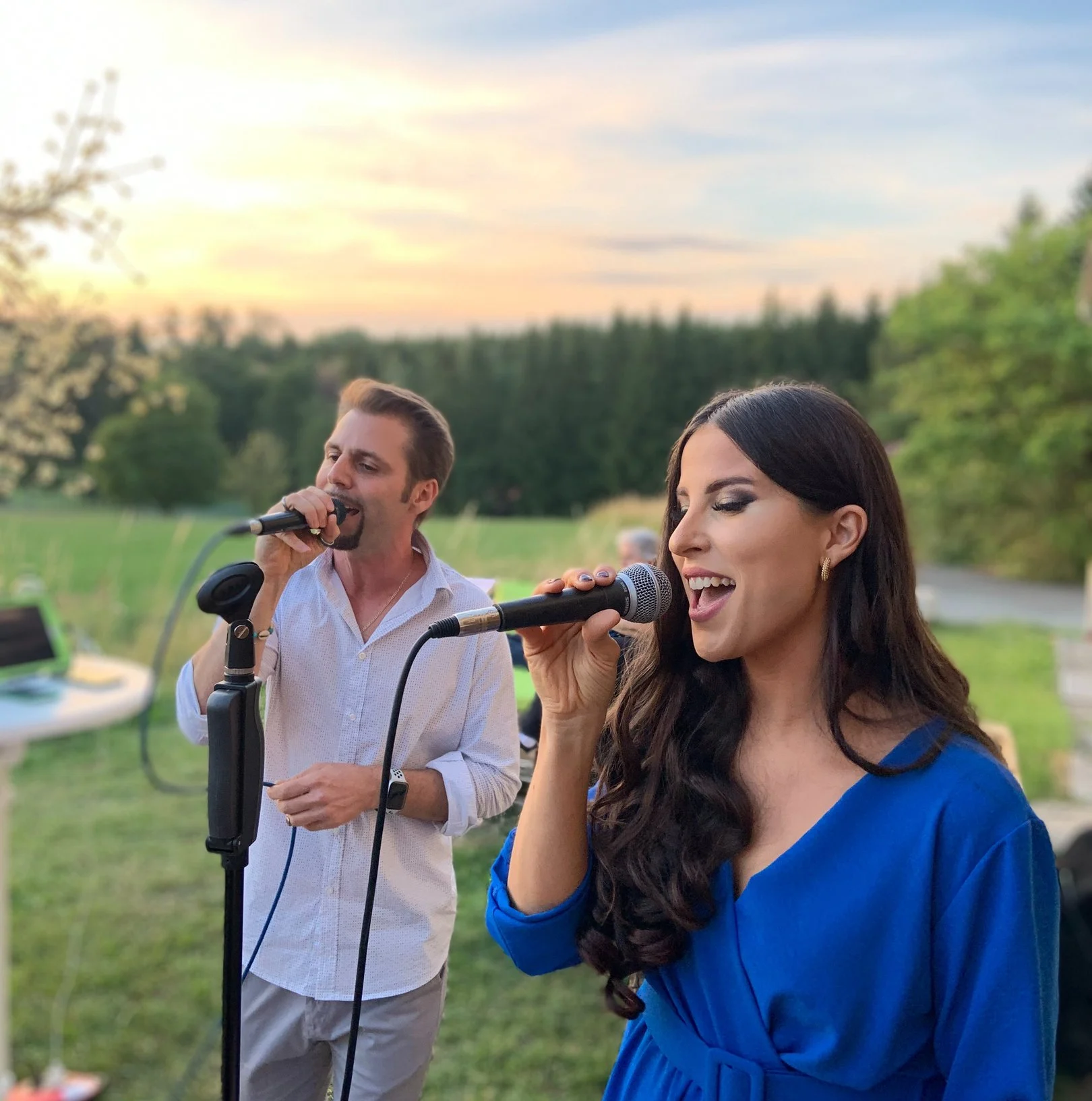 Daniele und Kristina bei einem Live-Auftritt